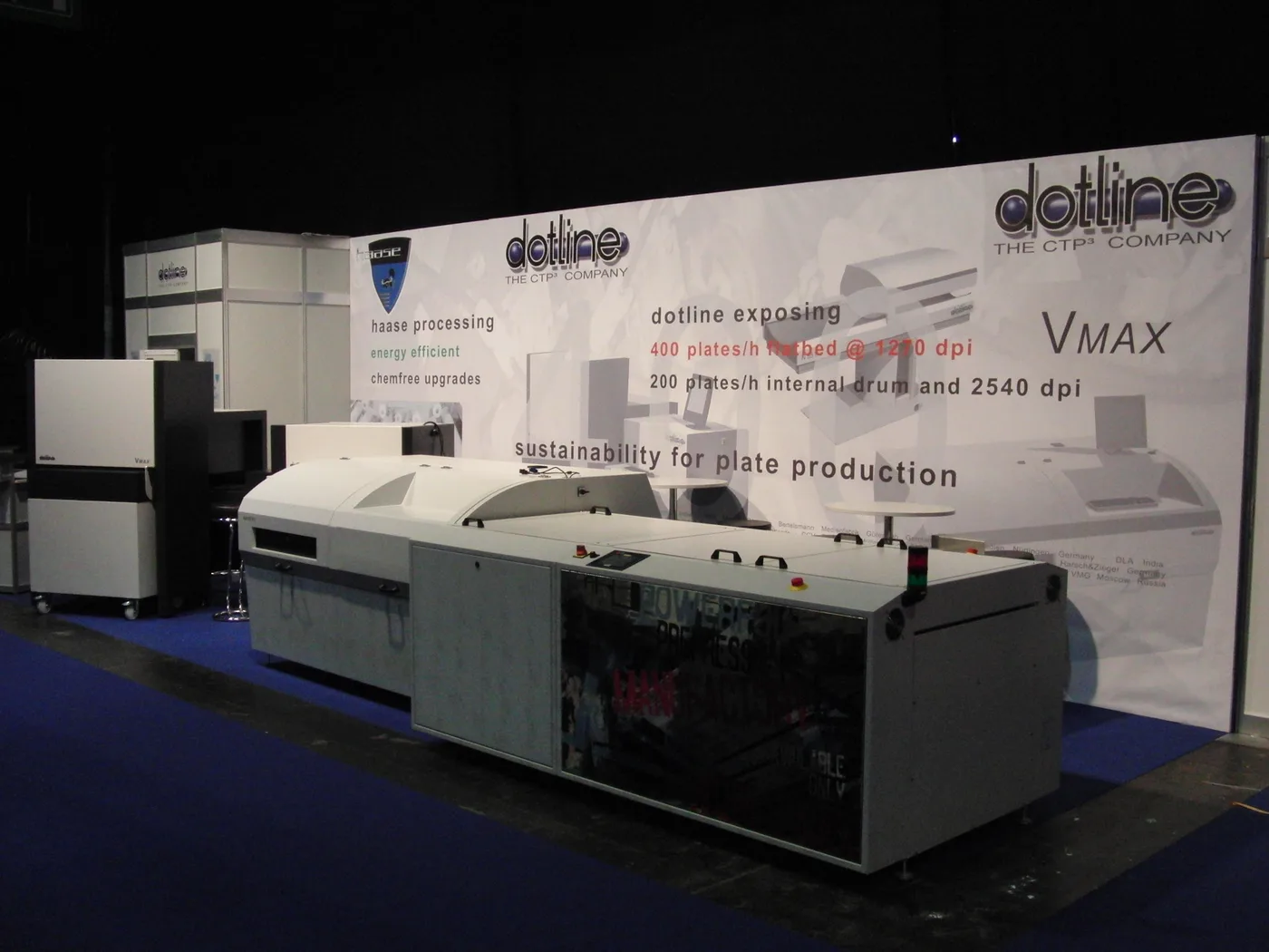 VMAX DotLine avec ligne de plaques sur un stand de salon