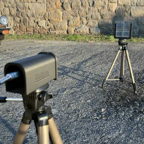 OptiSense Lichtschranke auf Stativ an der Strecke